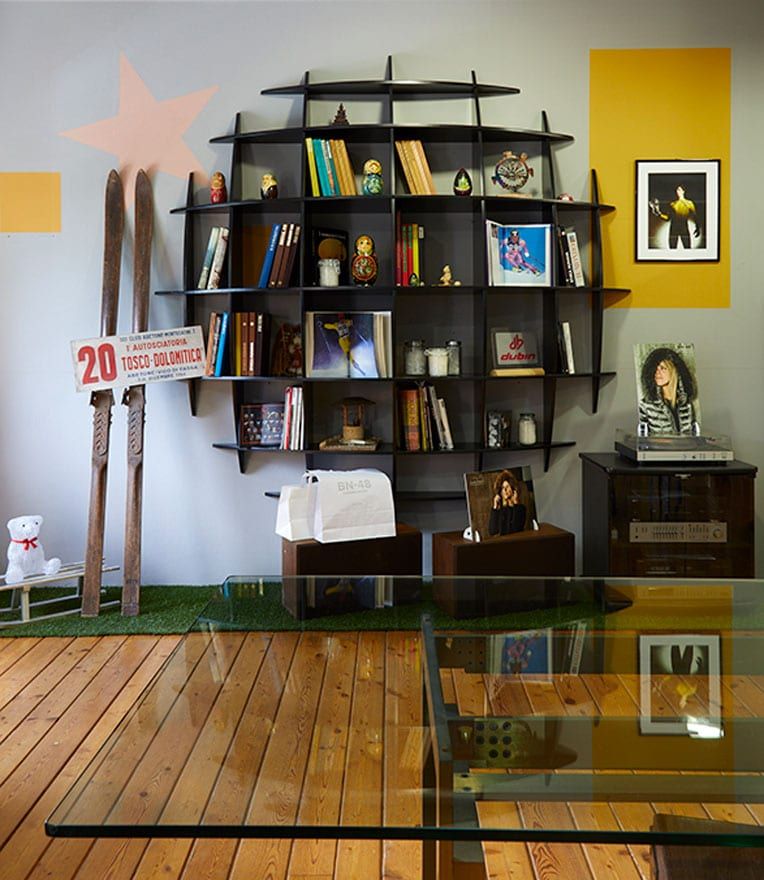Un angolo del negozio con la libreria e gli sci d'epoca
