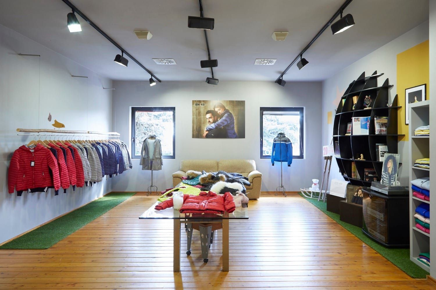 L'interno del Dubin Store con i capi esposti
