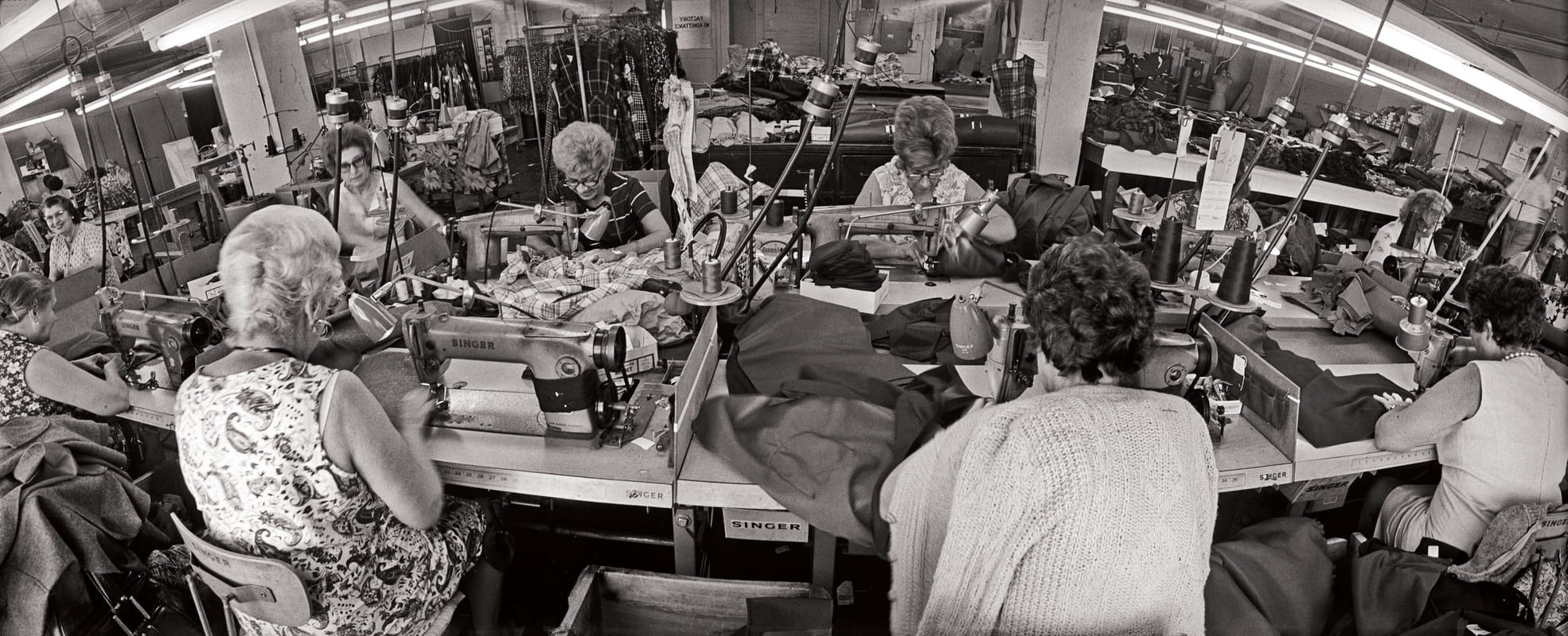 Sarte al lavoro in un laboratorio, in una foto d'archivio in bianco e nero