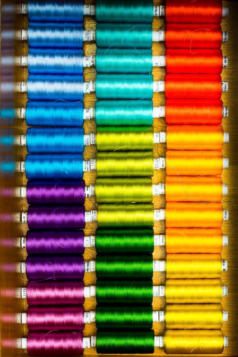 Rocchetti di filo di tutti i colori